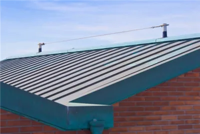 Hur ger stående sömtakplåtar långvarig väderbeständighet?